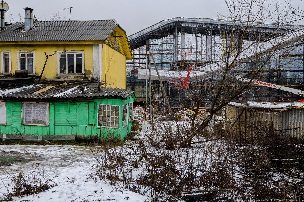 
Остановочный пункт Опалиха открылся в 1901 году благодяря врачу фон Штейну, владельцу усадьбы Опалиха - Алексеевское. Через почти 120 лет тут строят совершенно новую станцию, которая будет удовлетворять всем современным требованиям. Именно поэтому я решил пропустить скучную станцию Аникеевка и остановится для начала здесь. Опалиха, это станция, которая обслуживает пассажиров, проживающих в одноименном районе города Красногорска. Если взглянуть на карту, то можно увидеть большое количество частных домиков неподалеку от станции, но также видно и строительство новых высотных домов и скорее всего тут все будет застроено высотками, к сожалению, этот процесс не остановить. Это я к тому, что с пассажиропотоком тут все хорошо. Станция нужная, станция людная. Здесь в свое время произошел, вызвавший много шума, коллапс после того, как после бесплатного периода вновь запустили турникеты. Именно поэтому тут строят серьезные станционный комплекс с конкорсом над путями, сходами, эскалаторами, лифтами... все как и должно быть. Я приехал на станцию в самый интересный период, когда существующая платформа, где останавливаются поезда, представляет из себя времянку из дерева, а рядом уже почти закончена новая станция. И хотя до открытия еще несколько месяцев, но уже сейчас очертания нового сооружения более чем понятны и можно его оценить пусть даже в таком полуфабрикатном видел. Тем интереснее будет посмотреть когда тут все закончат.