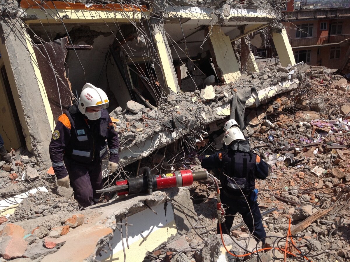 жертвы чс. мчс россии ликвидация последствий землетрясения. жертвы чс. спасатели мчс землетрясение. землетрясение спасатели.