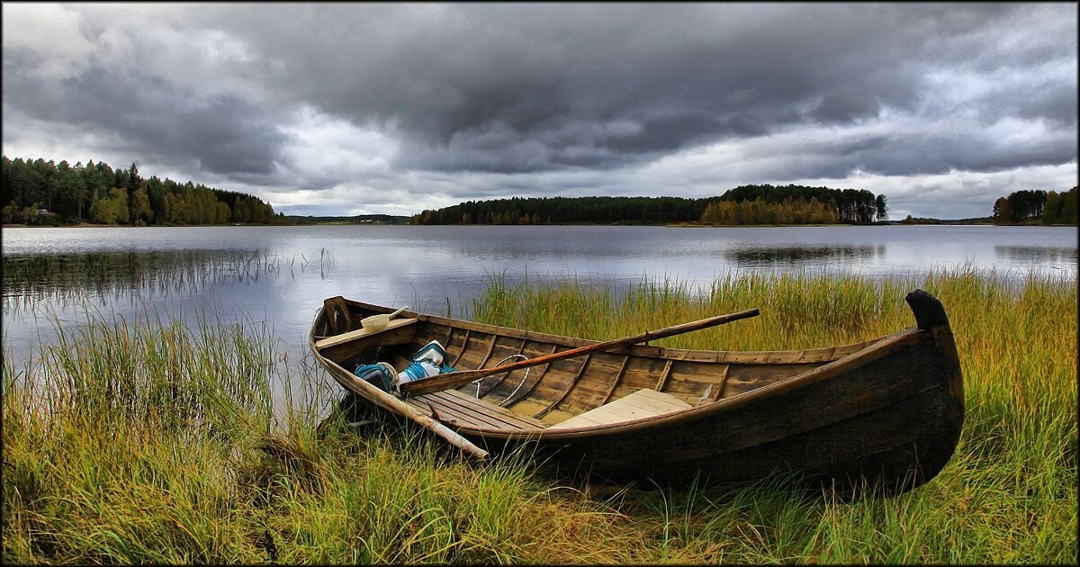 Старинные рек россии. Поморы Карелии. Старая лодка. Лодки деревянные на берегу. Лодка деревянная старинная.