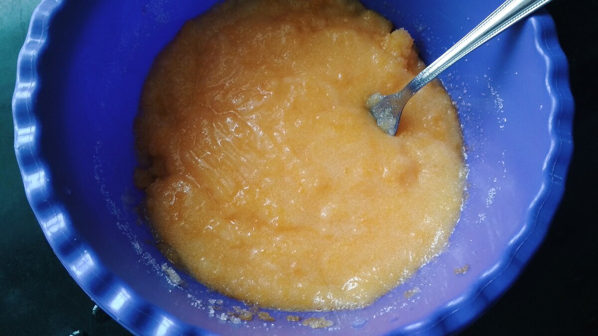 Смешиваем сахар с яичными желтками