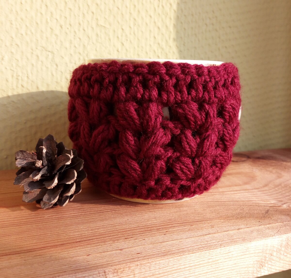 Свитерок на кружку техникой «Воздушные сердечки»