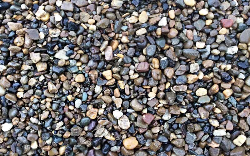 Речная или морская галька прекрасный вариант мульчирования.