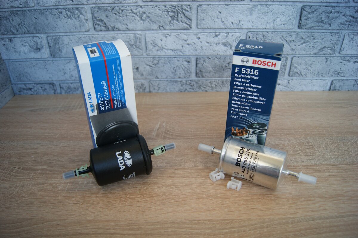 Топливные фильтра тонкой очистки слева "ЛАДА" справа "BOSCH".