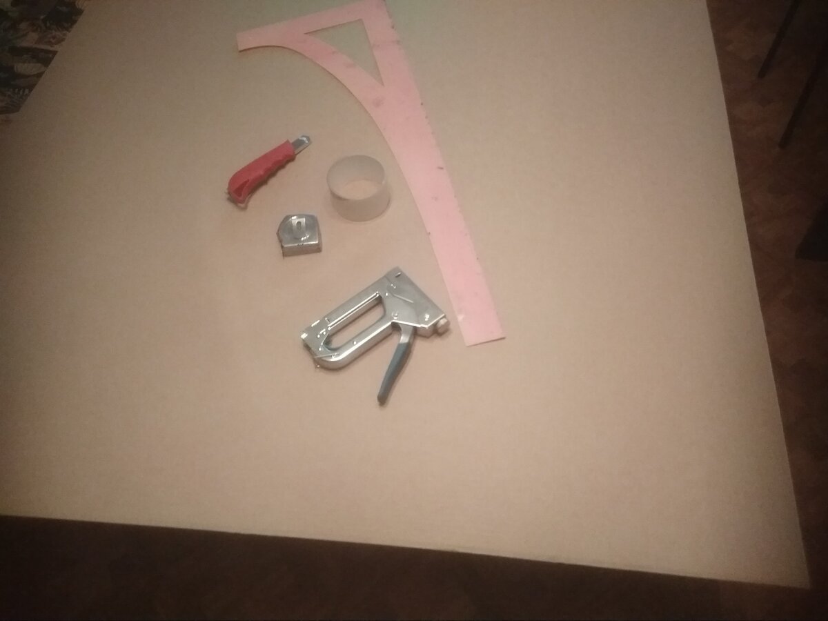 Лист плотного картона с необходимыми инструментами.