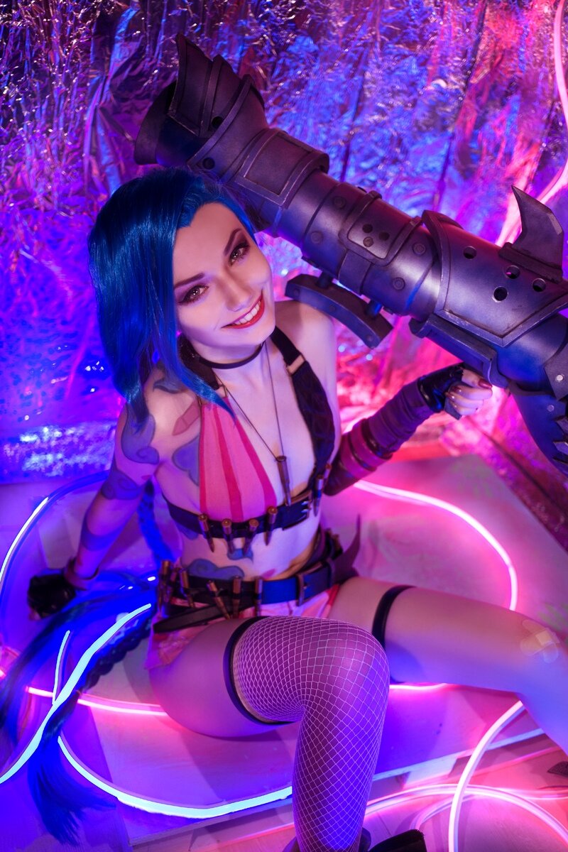 Nsfw косплей. Джинкс League of Legends косплей. Косплей Джинкс из League of Legends. Carrykey» лодянова. Джинкс carrykey.