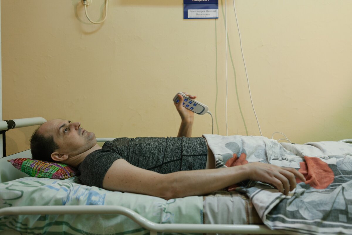 Николай в своей кровати в хосписе/Фото: Аня Марченкова для Фонда Ройзмана