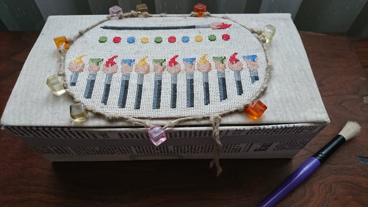 Сама коробка обтянута тканью с имитацией газеты. Фото автора