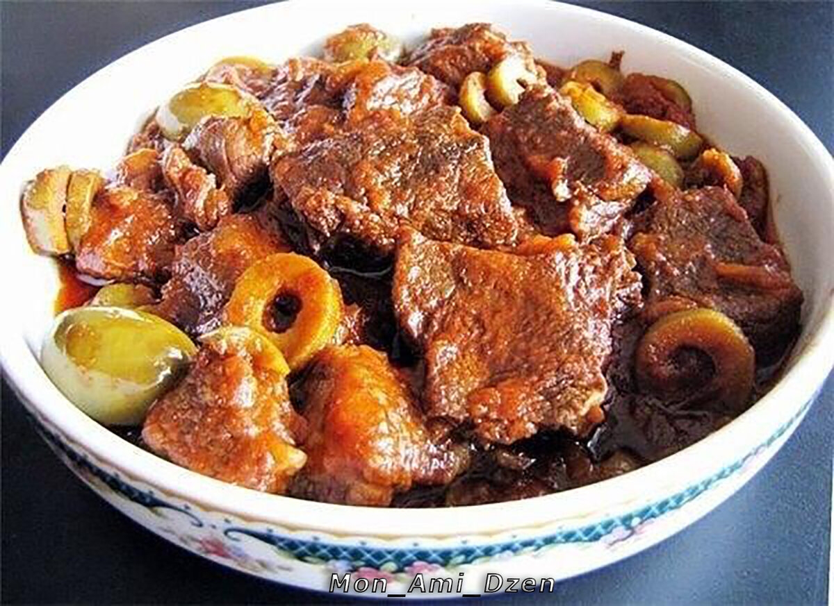 Мясо режем небольшими кусочками и обжариваем в сковороде