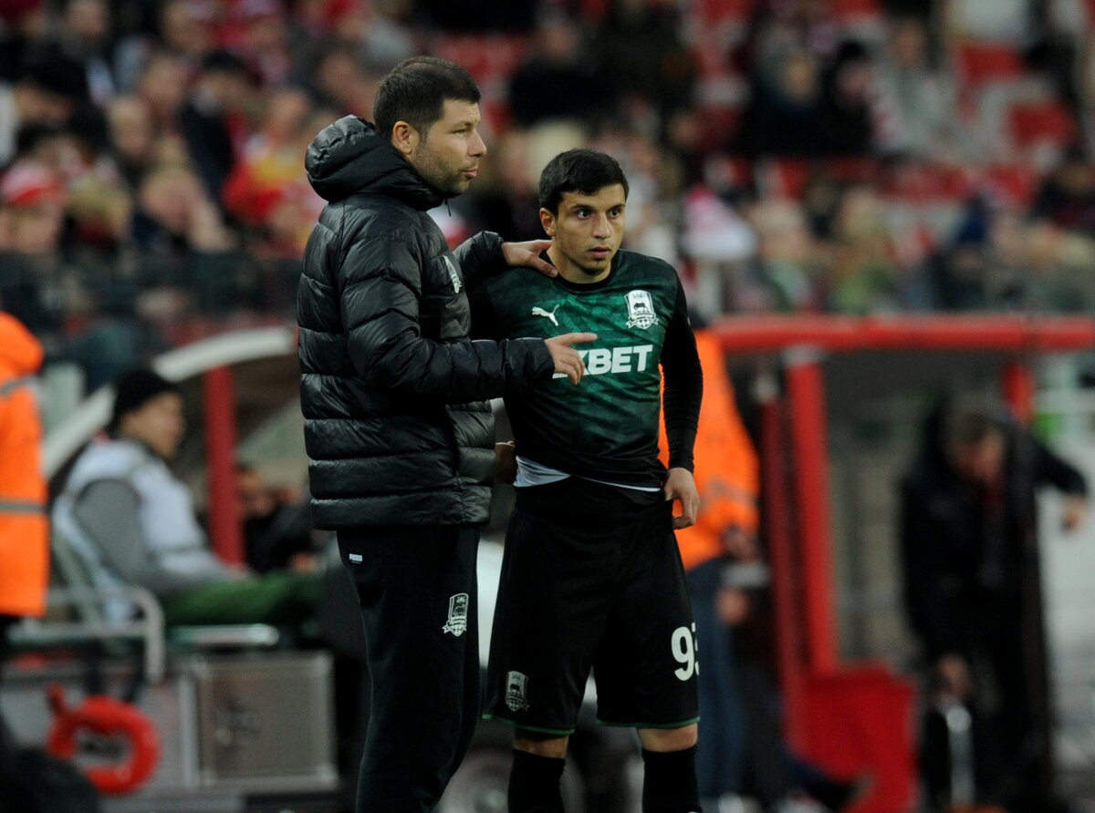 Главный тренер "Краснодара" Мурад Мусаев (слева) и нападающий Магомед-Шапи Сулейманов. Фото - "Советский спорт".