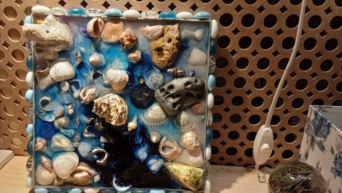 Объемная картина из камней, стекла и морских раковин.