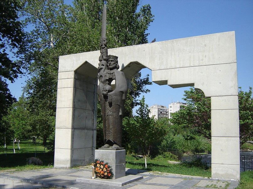 Памятник Ивану Асеню II в городе Асеновград.
