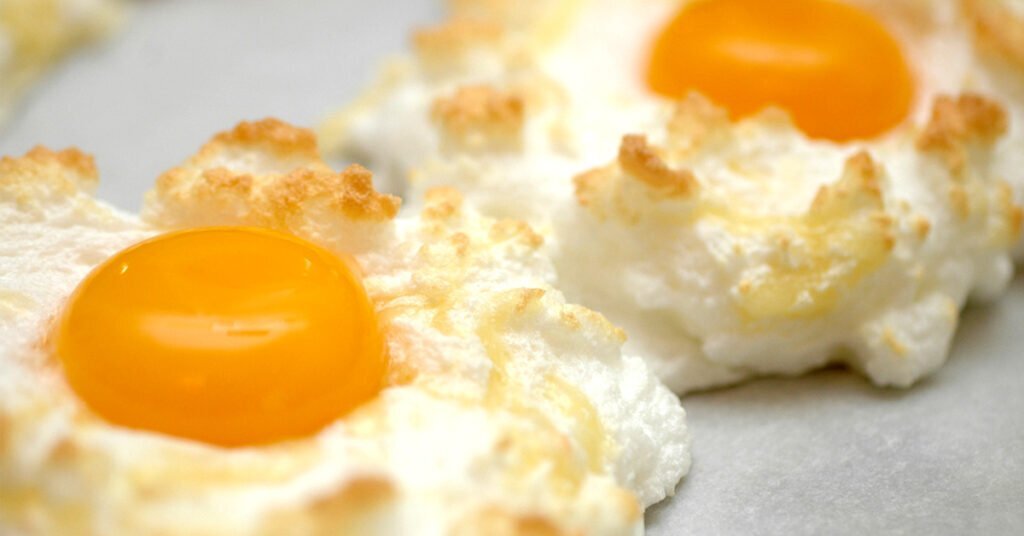 Пашот, кокот, по-бенедиктински, наизнанку: 7 оригинальных способов приготовить яйца