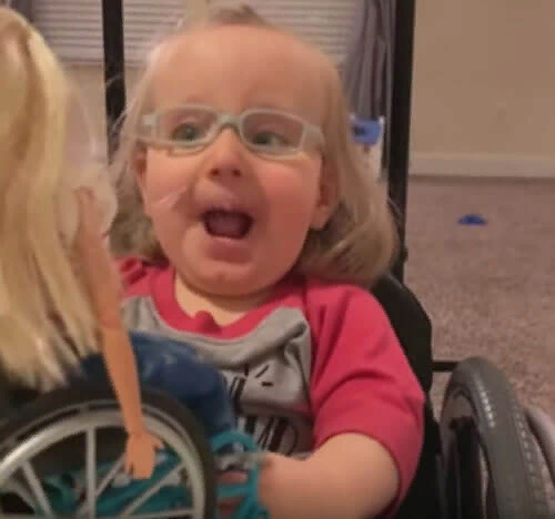  Маленькая Элла Роджерс из Огайо (США) не может передвигаться без инвалидной коляски, но 2-летняя девочка растёт очень жизнерадостной.