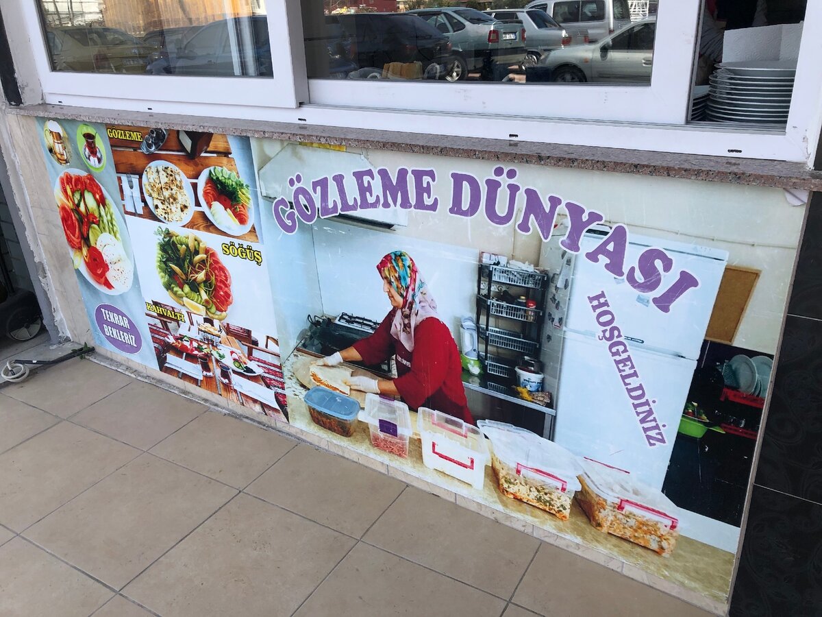 Ищите нечто похожее на вывесках. Без пафоса, но вкусно. Фото: Alanya24