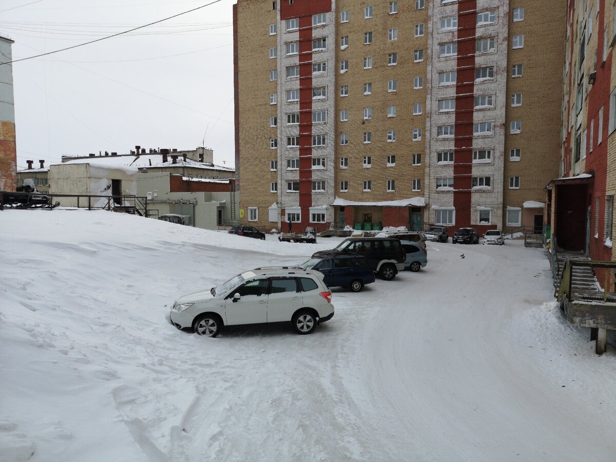 Город в Арктике, где снегоходы отбивают места на парковках у автомобилей. Кто же победит?