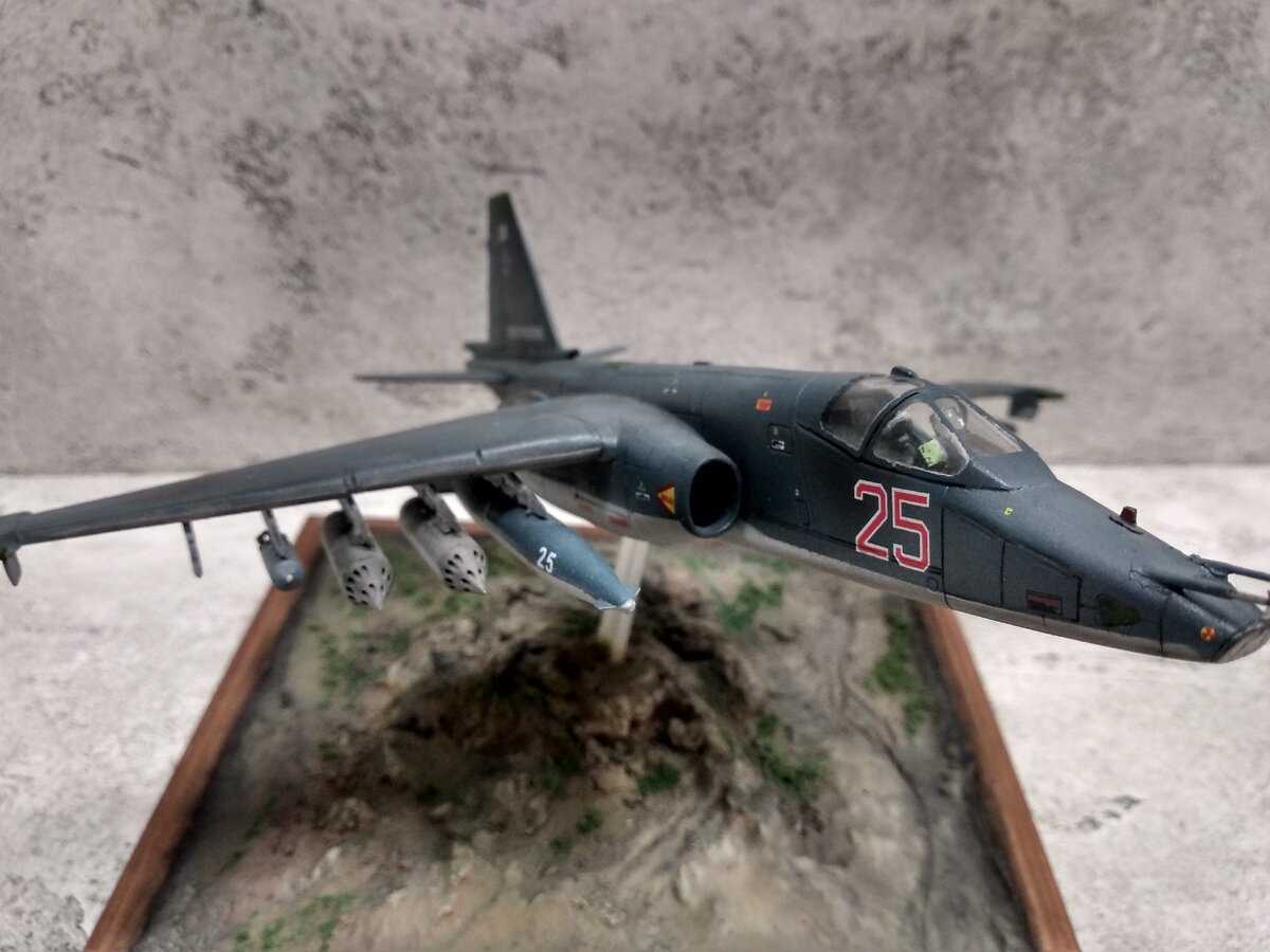 Модель СУ-25 в масштабе 1/72 в варианте окраски участника сирийской операции Российских ВКС.