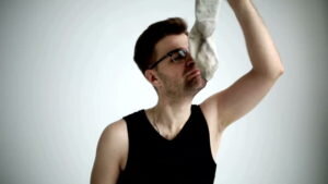 Чтобы понять суть этого, важно знать биологию и психологию самцов приматов, самцов млекопитающих в целом. Дело в том, что самцы млекопитающих имеют и контролируют определенную территорию, на которой они добывают себе пропитание. На которую, в дальнейшем приглашают самку, на которой выращивается потомство. Самцы ежедневно обходят свою территорию и метят ее своим запахом. Конечно, выглядит это не очень аппетитно: где-то животные испражняются, где-то создают бросающийся в глаза беспорядок – дерут кору с деревьев, ломают ветки, выдирают кусты, разрывают землю и т.д. Цель одна: чтобы другие самцы сразу понимали: на данной территории имеется свой хозяин, с которым лучше не связываться! Соответственно, когда хозяин территории делает ее обход, то для него нет более приятного запаха, чем собственный запах, запах собственного потного тела: ведь это – запах отсутствия конкурентов, запах стабильности и уверенности в завтрашнем дне, запах повышения самооценки.