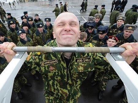 В Рязанском воздушно-десантном училище на спецкафедре физподготовки доказали, что высочайший уровень силовой выносливости дает именно круговая тренировка. Принцип был заимствован у советской школы бокса и самбо. Круговая тренировка развивает выносливость, взрывную силу, “сушит” и воспитывает злобу к начальству. Количество повторов в любом упражнении — пока сержант не заскучает. 

Стандартная же тренировка занимает 40 минут. После упомянутой 10-километровой пробежки отдохни 5 минут, затем сделай 5-6 кругов, в которых упражнения выполняются друг за другом без отдыха. Отдых между кругами — 5 минут. Стандартный круг спецназовца выглядит так: 

Отжимания на пальцах (20 повторов)Джамп (10 повторов)Отжимания на кулаках (30 повторов)Джамп (10 повторов)Отжимания на пальцах (5 повторов)Джамп (10 повторов)Отжимания на кулаках (30 повторов)В конце каждого круга качаем пресс до отказа.