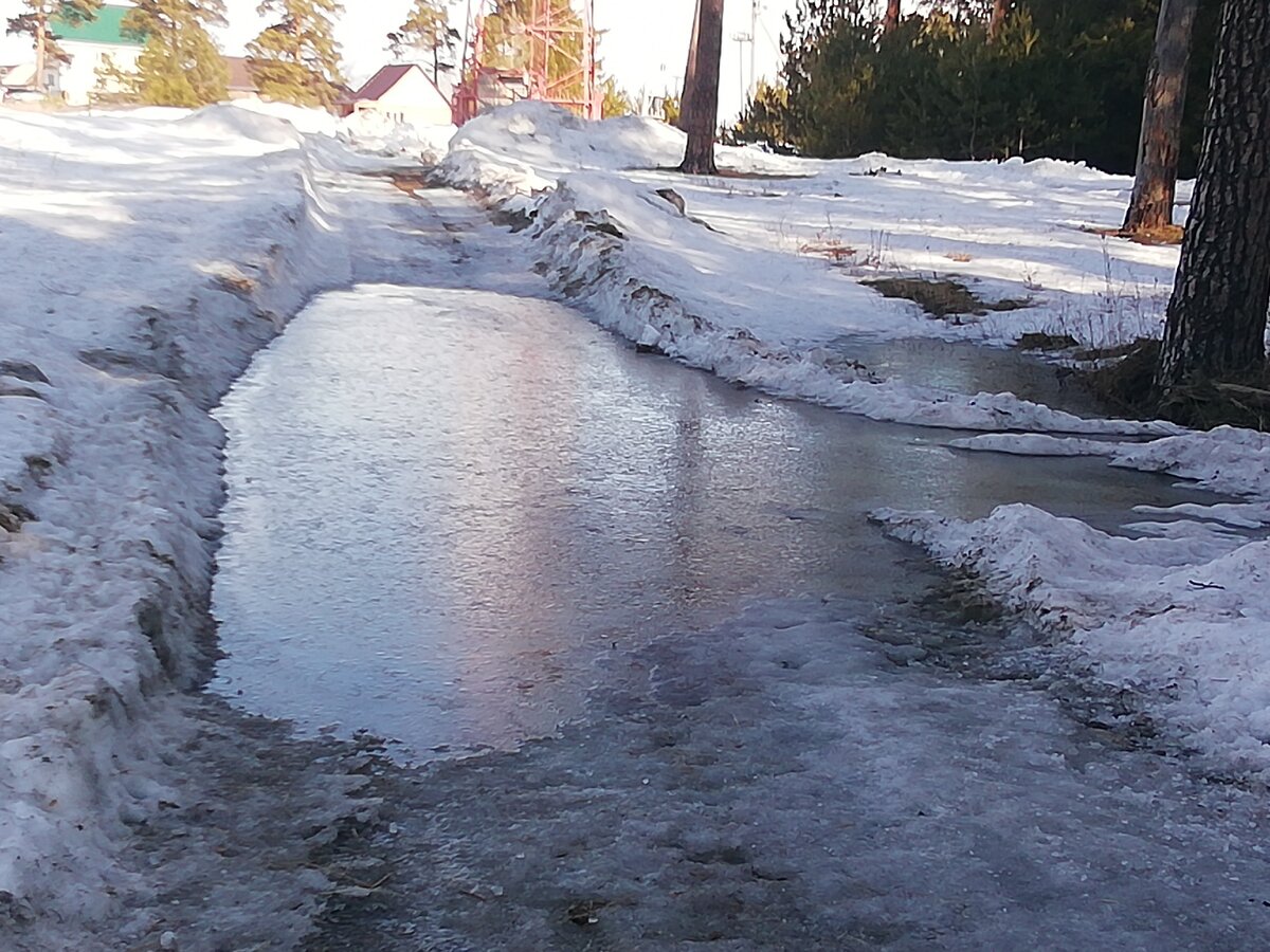 Лужа у дома. 