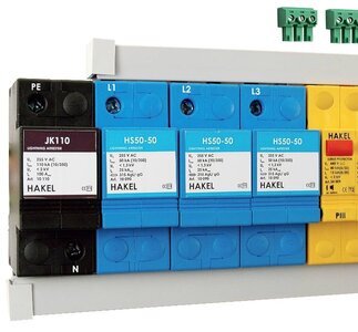 Внимание: Дымоход не советуют устанавливать в наружных стенах, потому что наружный воздух способен охлаждать дымовой газ, понижать тягу и образовывать на внутренних стенках канала конденсат.


