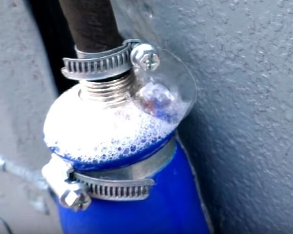 Силиконовый патрубок травит воздух на срезе.