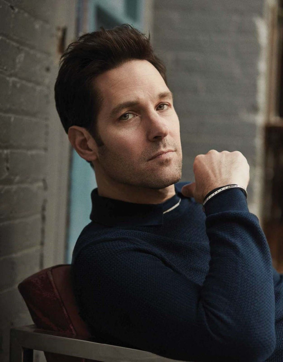 Американский актёр, комик, сценарист и продюсер. Радд начинал карьеру на телевидении, прежде чем дебютировал на большом экране с ролью в фильме «Бестолковые».