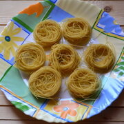 1. Итак, для приготовления этого блюда нам потребуются макаронные гнезда. Отвариваем их до готовности согласно инструкции на упаковке