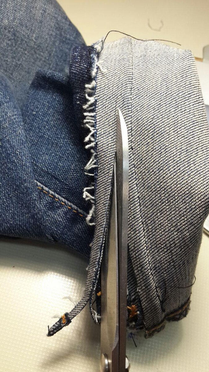 Как обрезать джинсы с сохранением фабричного шва