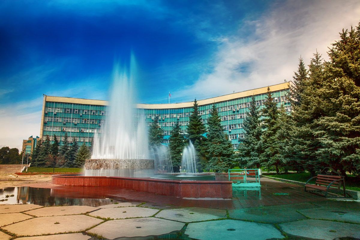 (Вид из центральной части города).