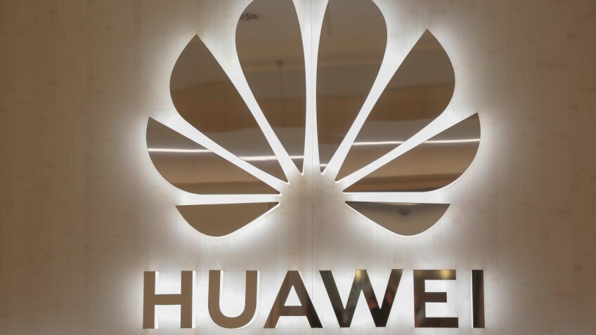 Похоже, что в Huawei придумали, как обойти санкционные ограничения США на доступ к сервисам Google. Приложения корпорации хотят выпускать через магазин AppGallery. Как заявил топ-менеджер китайского гиганта Эрик Сюй в комментарии CNBC, эта схема аналогична используемой Apple. Именно так приложения Google доступны в App Store.Как известно, в прошлом году Huawei внесли в «чёрный список» в Штатах, из-за чего поисковый гигант прекратил лицензирование мобильной операционной системы Android для китайского производителя. В результате флагманы Mate 30 и P40 вышли без предустановленных приложений Gmail и Google Maps. Хотя затем отношение изменилось.Эти сервисы не слишком востребованы в самом Китае, но на международном рынке они пользуются спросом, потому в Huawei и продвигают альтернативу Google Play. При этом неясно, как скоро сервисы Google будут доступны в таком виде, и произойдёт ли это в принципе.На данный момент в собственном магазине приложений AppGallery мало программ, которые пользуются популярностью на мировом рынке. Например, там нет Facebook, Instagram и многих других наименований.  