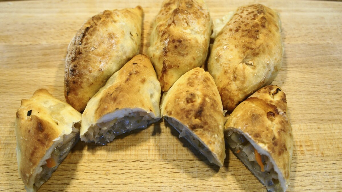 Вкусные пирожки из дрожжевого теста со свежей капустой, морковью и луком