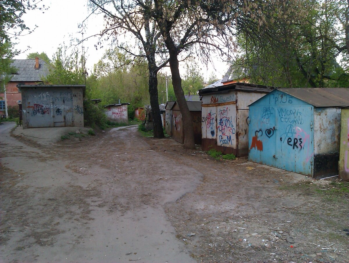 Примерно так выглядел наш двор - пустота, деревья и гаражи. 
