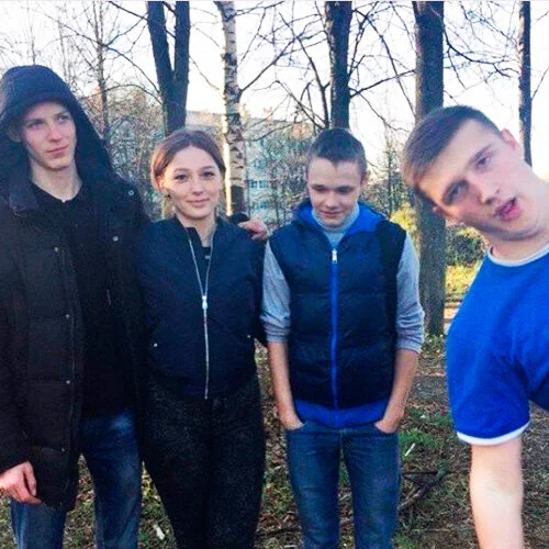 Настя Ивлеева с братом (справа)