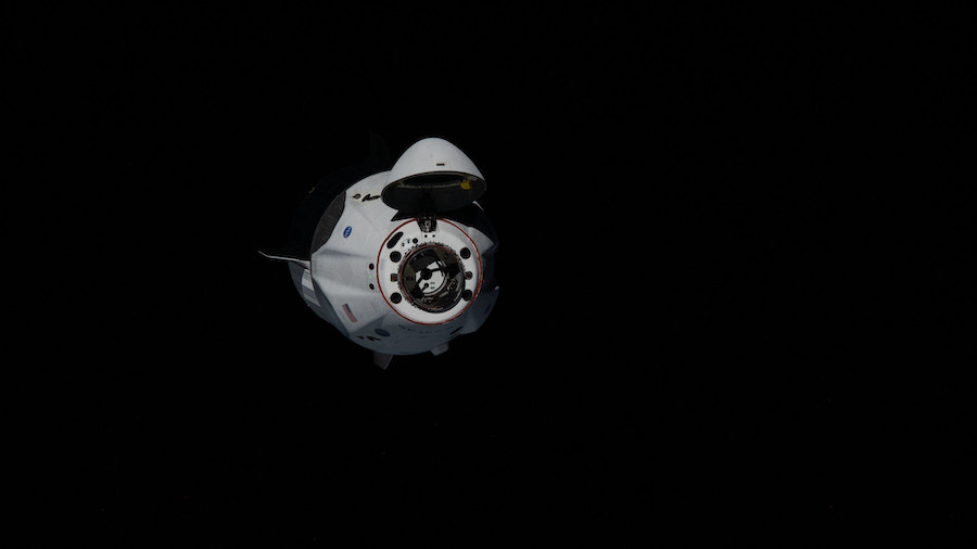 Космический корабль SpaceX Crew Dragon приближается к Международной космической станции для стыковки 31 мая. Фото: НАСА