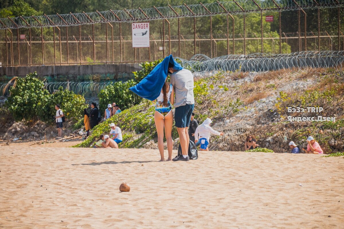 Надписи "DANGER" вдоль пляжа