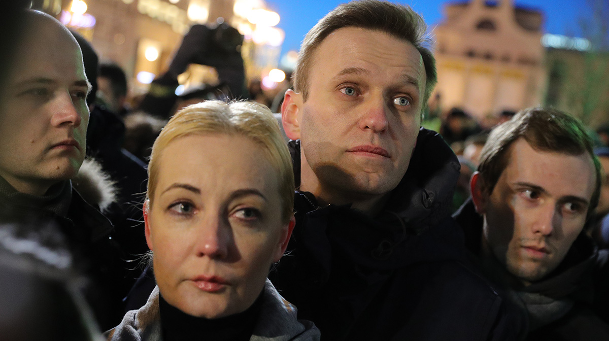 В омской больнице не пускают к Навальному его жену и личного врача. Юлии Навальной говорят, что находящийся в коме «пациент не дал согласие на посещение», а паспорта со штампом о замужестве недостаточно и нужно свидетельство о браке, утверждает пресс-секретарь оппозиционера. От врача требуют диплом и разрешение службы безопасности