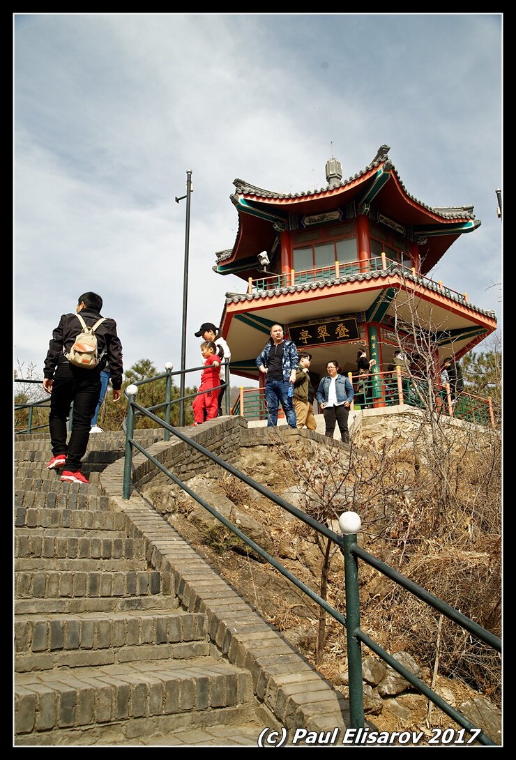В Китае часто можно увидеть беседки на лестницах. Они не просто расставлены, чтобы там можно было отдохнуть, но и являются символом небес, к которым человек поднимается.