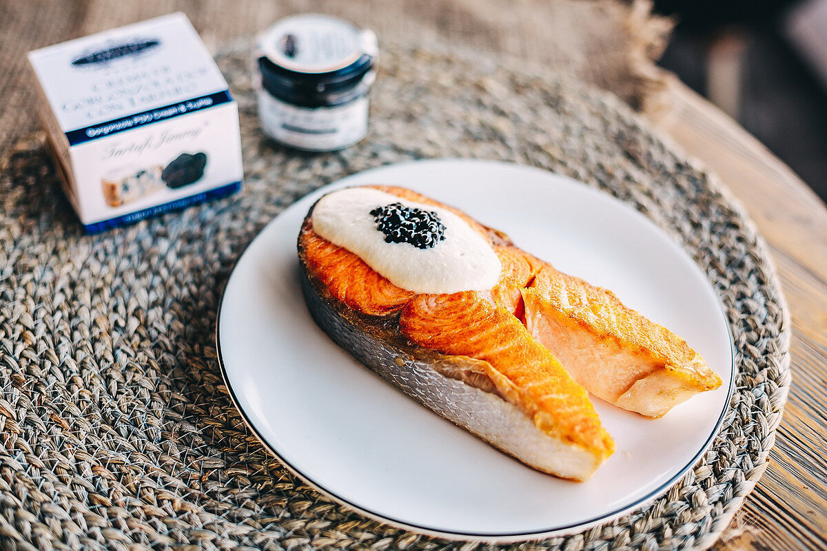 Вариант подачи семги в сырно-сливочном соусе с трюфельной икрой