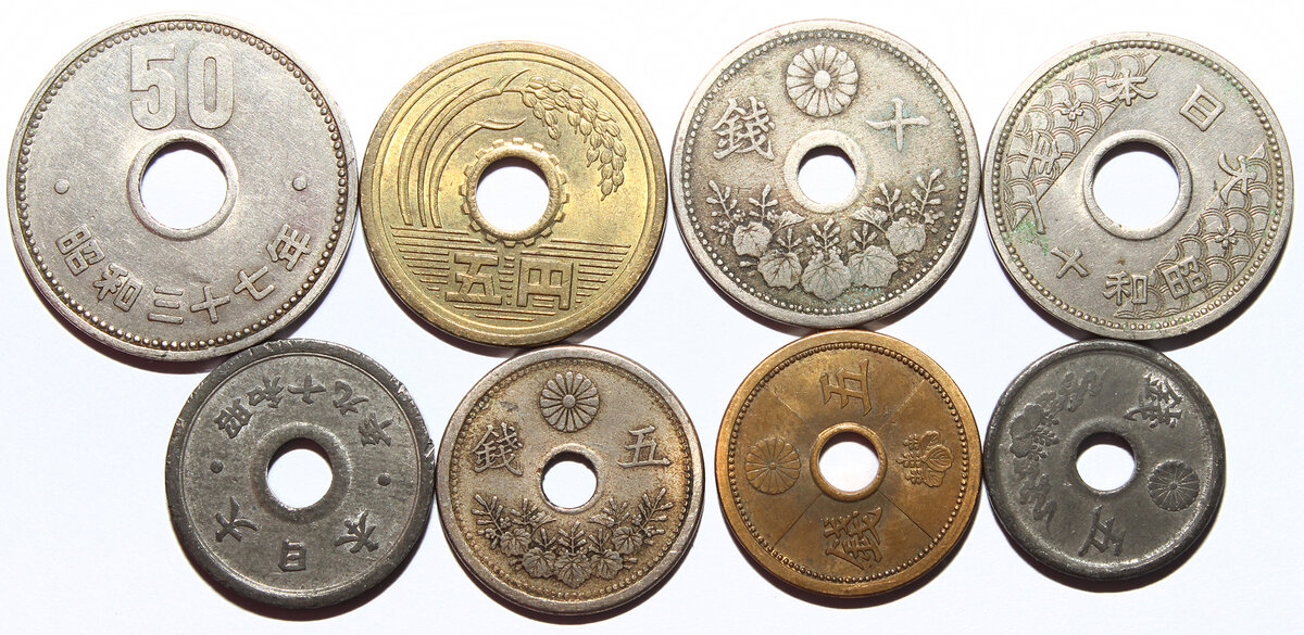 монетка с дыркой. китайская монета с отверстием. китайские монеты с квадратной дыркой. китайская монета феншуй монета счастья. монетка с дыркой.