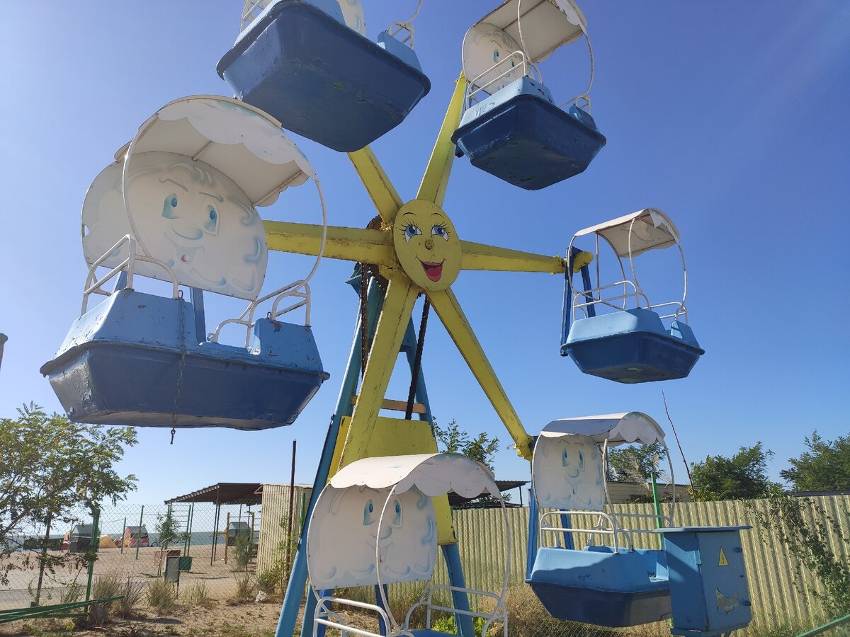 С детского колеса обозрения открывается вид на весь пляж "Казачьего берега". Август 2020.