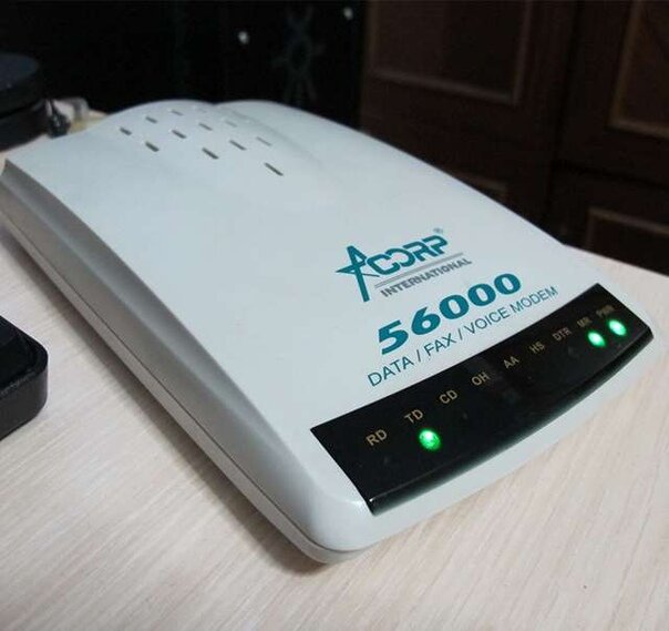 Нет, это не Wi-Fi роутер и не цифровая приставка к телевизору, а самый настоящий модем dial-up, работающий с телефонной линией. Небольшое изображение размером 50−60 килобайт с его помощью можно было скачивать 10−30 минут, если повезет. Иногда девайс выдавал совершенно фантастическую скорость, из-за чего на мониторах появлялись вот такие вызывающие отчаяние окна.