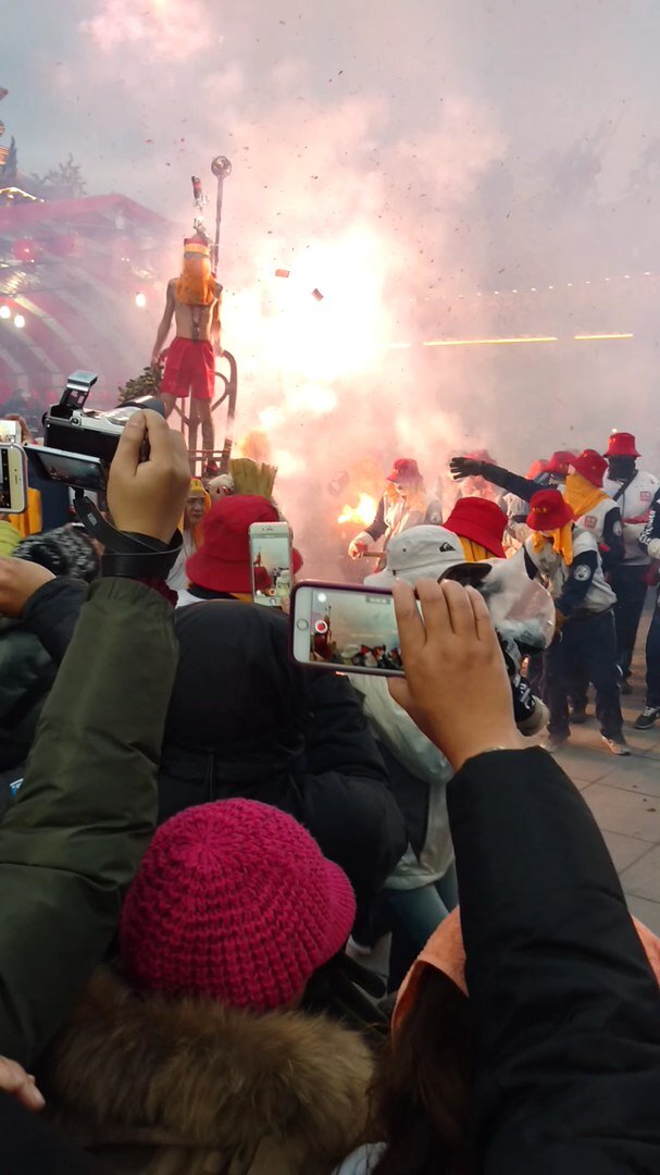 Человек на стуле в поле