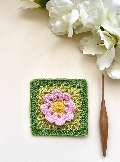 Flower Power Granny Square был разработан специально для празднования Дня Granny Square 2020. В центре квадрата изображен трехмерный цветочный узор, лепестки которого выступают из квадрата. Размер готового квадрата 12 х 12 см. Цветочный мотив появляется после завершения третьего круга, составляет 7,5 см в самой широкой части (от лепестка к лепестку). В готовом квадрате используется 30-35 м пряжи.