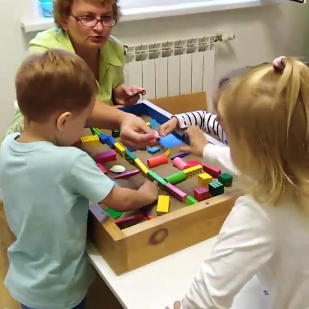 Песочная терапия в группе.