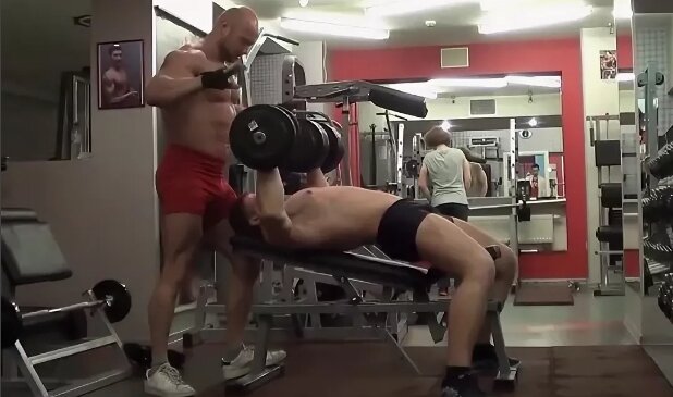 На этом видео мы видим распространенную ошибку упражнения жим гантелей на наклонной - поднимая таз вверх вы превращаете наклонный жим в горизонтальный жим, а это совершенно другое упражнение.