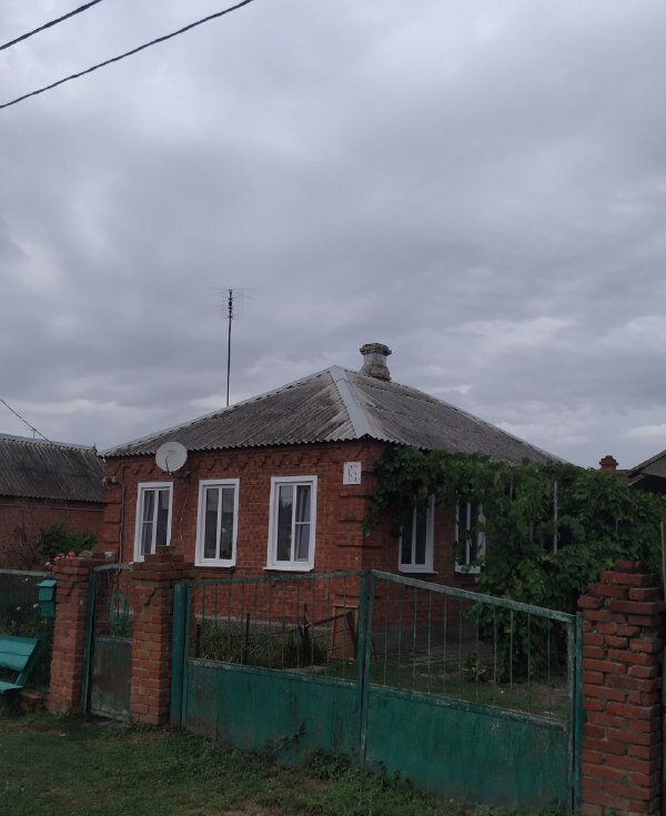 Трехскатная крыша дома