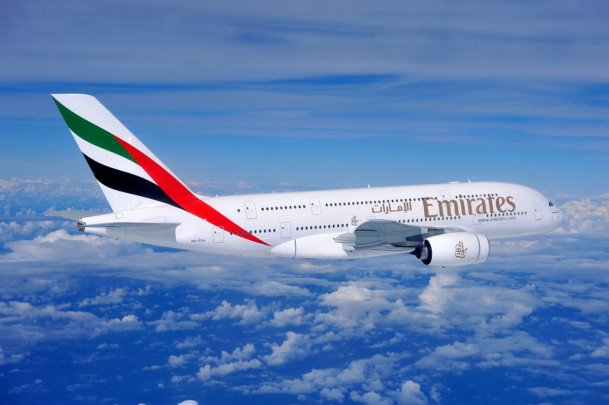 Источник: https://ideal-world.net/wp-content/uploads/2016/07/emirates_aircraft.jpg