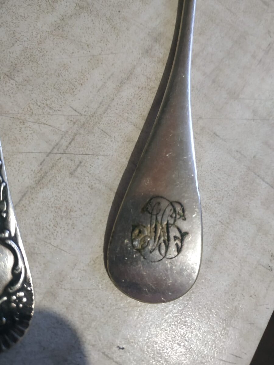 Именник или инициалы производителя.