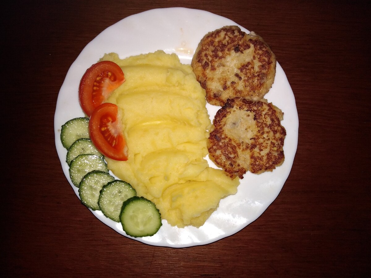 Если ножи хорошо заточены, фарш будет рубленным, а не мятым. А котлеты - сочными.