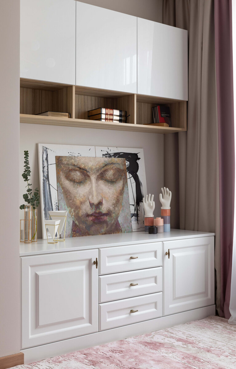 В квартире уже имелся ремонт от застройщика. Хозяйка пригласила профессионала, что создать эстетическое единство в интерьере.